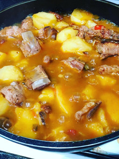 Una foto de Guisado de costilla con patatas