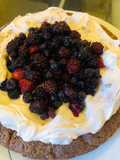 Torta express de brownie, crema y frutos rojos. Para quedar bien en un abrir y cerrar de ojos!