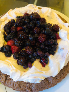Una foto de Torta express de brownie, crema y frutos rojos. Para quedar bien en un abrir y cerrar de ojos!