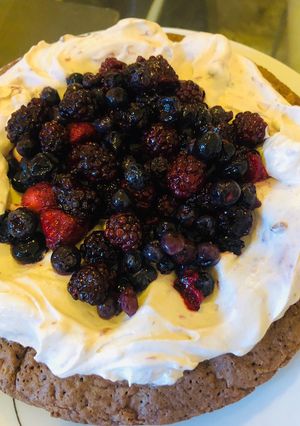 Una foto de Torta express de brownie, crema y frutos rojos. Para quedar bien en un abrir y cerrar de ojos!