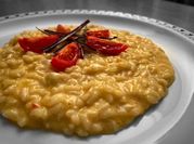 Una foto di risotto melanzana