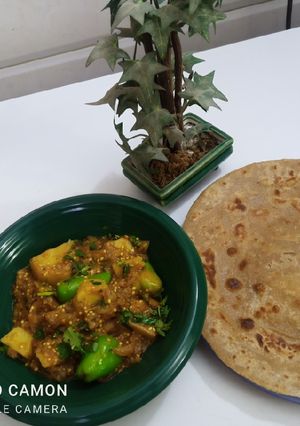 A picture of Aloo bengan.