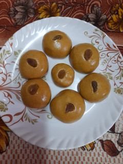 रवा- बेसन लाडू (rava besan ladoo recipe in marathi) रेसिपी चे मुख्य फोटो