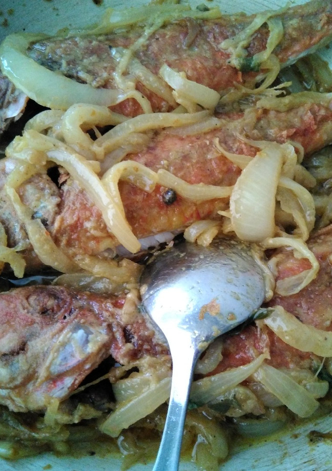 Una foto de Salmonetes encebollados a la mostaza