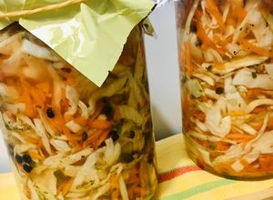 Una foto de ENCURTIDO DE REPOLLO (estilo Hondureño) 🤗👌😋