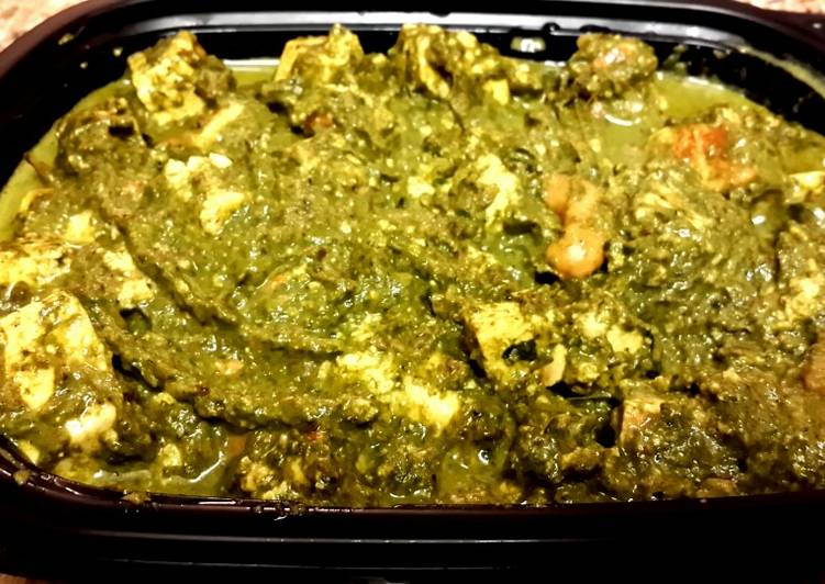 Palak paneer(Spinach and cottage cheese curry)