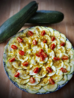 Una foto de Carpaccio de calabacín con pesto de nueces