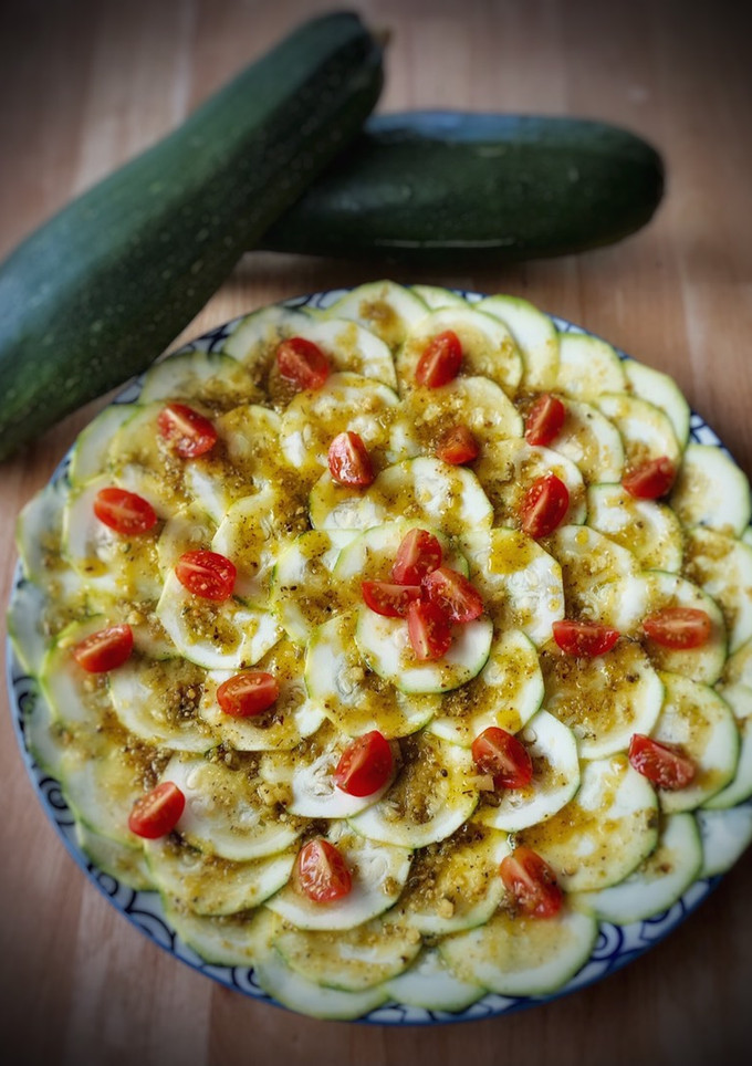 Una foto de Carpaccio de calabacín con pesto de nueces