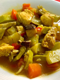 Una foto de Menestra de verduras con pollo marinado