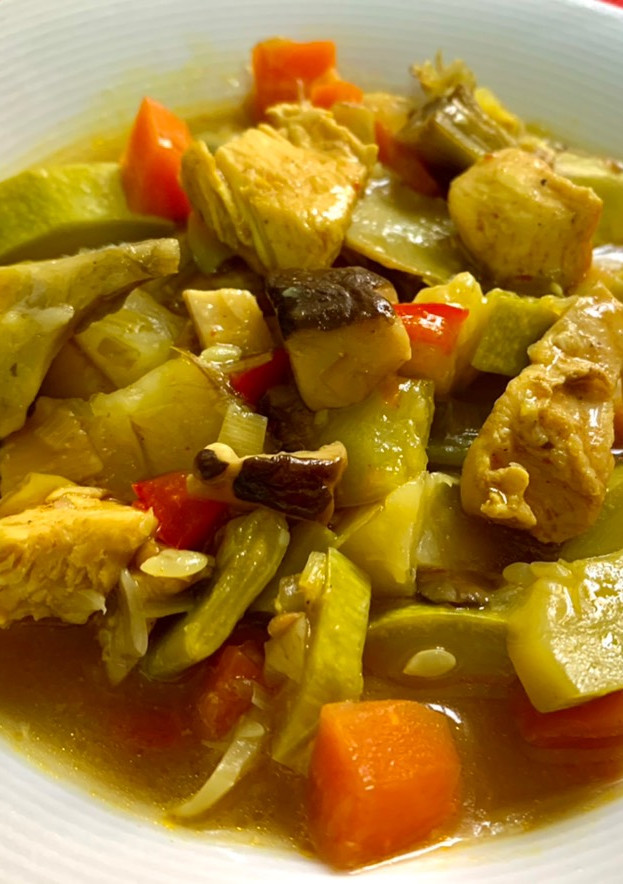 Una foto de Menestra de verduras con pollo marinado