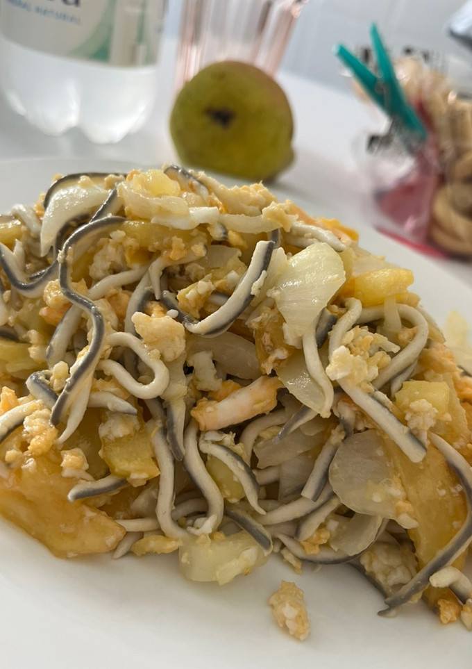 Una foto de Revuelto de gulas