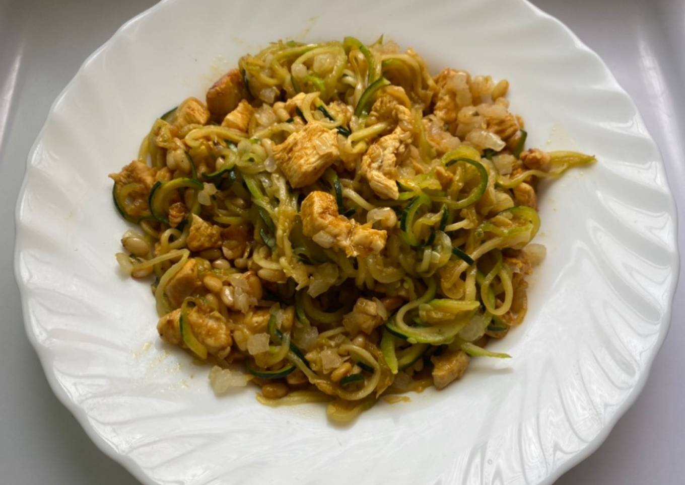 Espaguetis de calabacín con pollo y salsa de soja