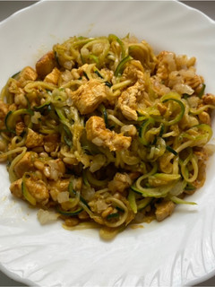 Una foto de Espaguetis de calabacín con pollo y salsa de soja