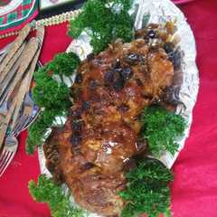 Una foto de Lomo de cerdo con salsa de mango y uvas pasas
