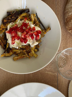 Una foto de Berenjenas crujientes con salsa de yogur y fresas