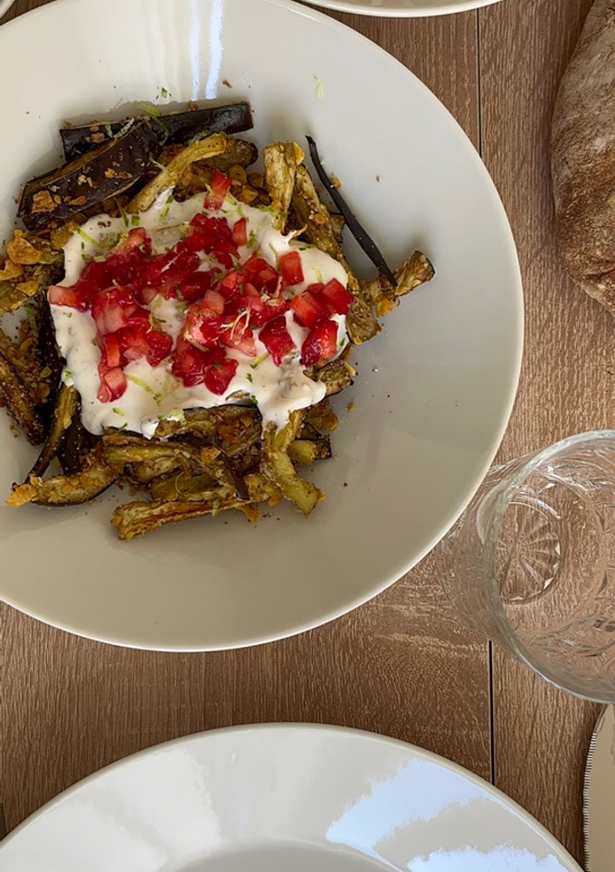 Una foto de Berenjenas crujientes con salsa de yogur y fresas