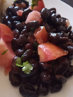 Una foto de Ensalada de porotos negros