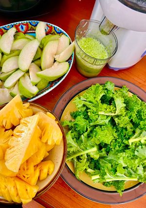 Hình của món Nước Ép Níu Kéo Thanh Xuân (Thơm + Kale+ Ổi).