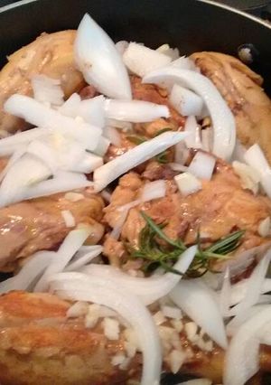Una foto de Pollo con ajo, cebolla y romero. ॐ