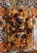 Una foto de Papas con salsa de tomate y albóndigas gratinadas
