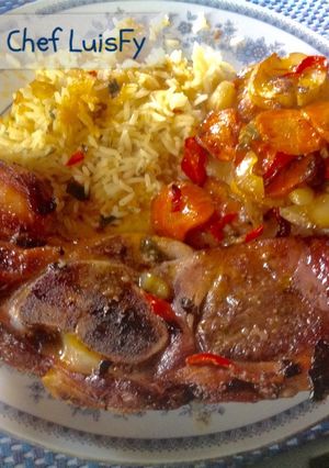 Una foto de Chuleta de pernil al horno, con vegetales. LuisFy