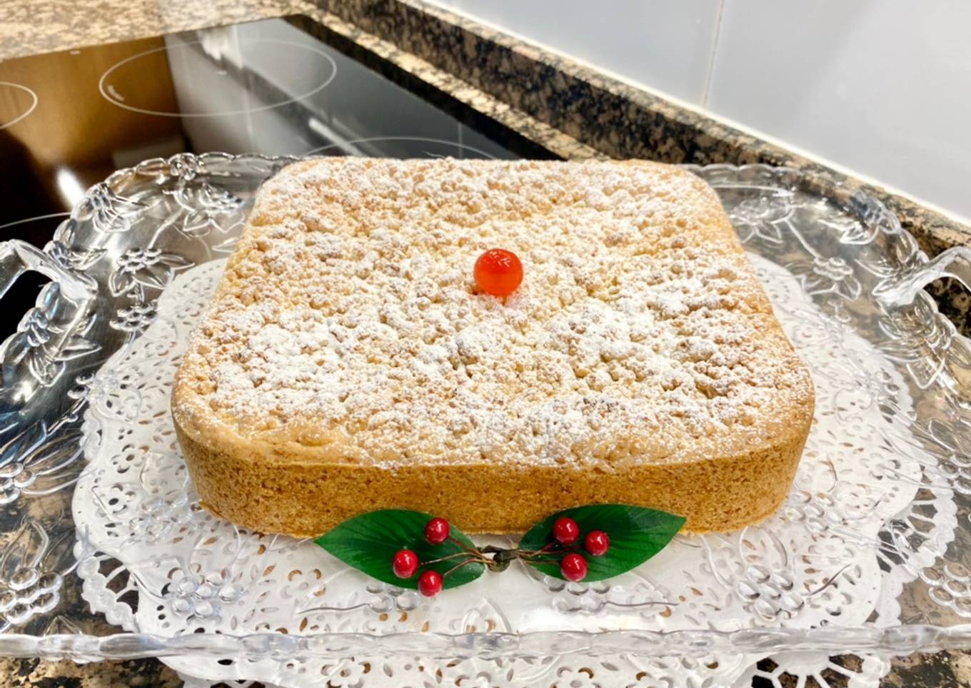 Pastel relleno con plátano y crema de leche condensada