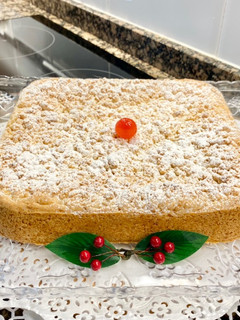 Una foto de Pastel relleno con plátano y crema de leche condensada