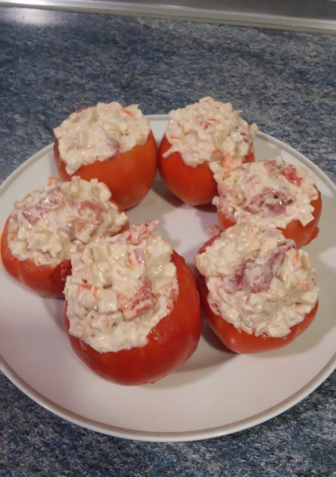 Una foto de Tomates rellenos de ensalada de pimientos