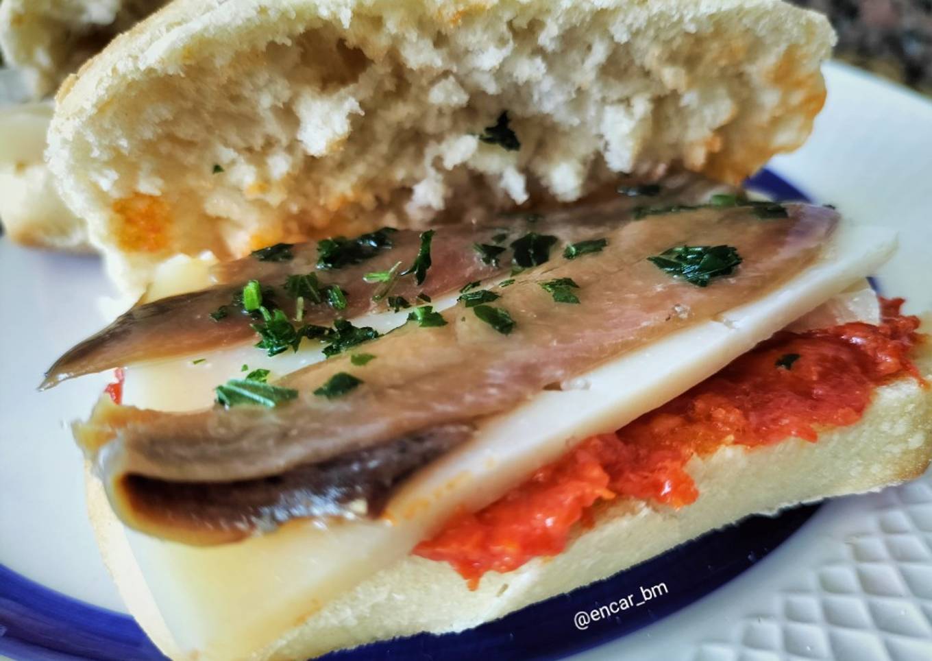 Chapatina de sobrasada, queso y anchoa