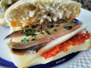 Una foto de anchoas con queso