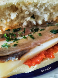 Una foto de Chapatina de sobrasada, queso y anchoa