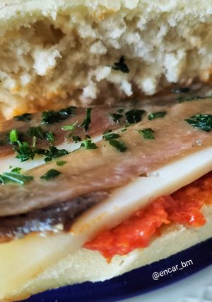 Una foto de Chapatina de sobrasada, queso y anchoa