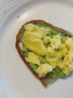 Foto de Tosta de Abacate e Ovo Mexido