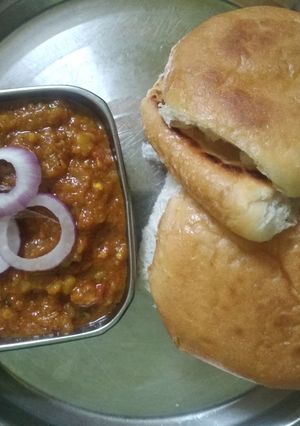 પાવ ભાજી(pav bhaji recipe in Gujarati) રેસીપી મુખ્ય ફોટો