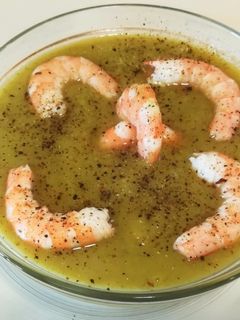 Una foto de Crema de verduras con langostinos