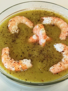 Una foto de Crema de verduras con langostinos