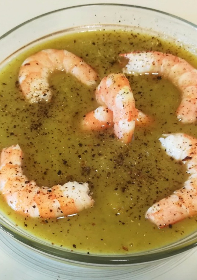 Una foto de Crema de verduras con langostinos