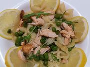 Una foto di pasta salmone e rucola