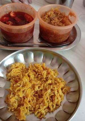 મેગી વિથ મસાલા રાઈસ(maggi with masala rice recipe in Gujarati) રેસીપી મુખ્ય ફોટો