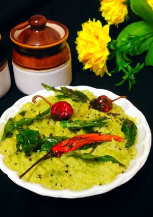स्पाइसी ग्रीन कोकोनट चटनी (Spicy Green Coconut Chutney Recipe in रेसिपी मुख्य फोटो