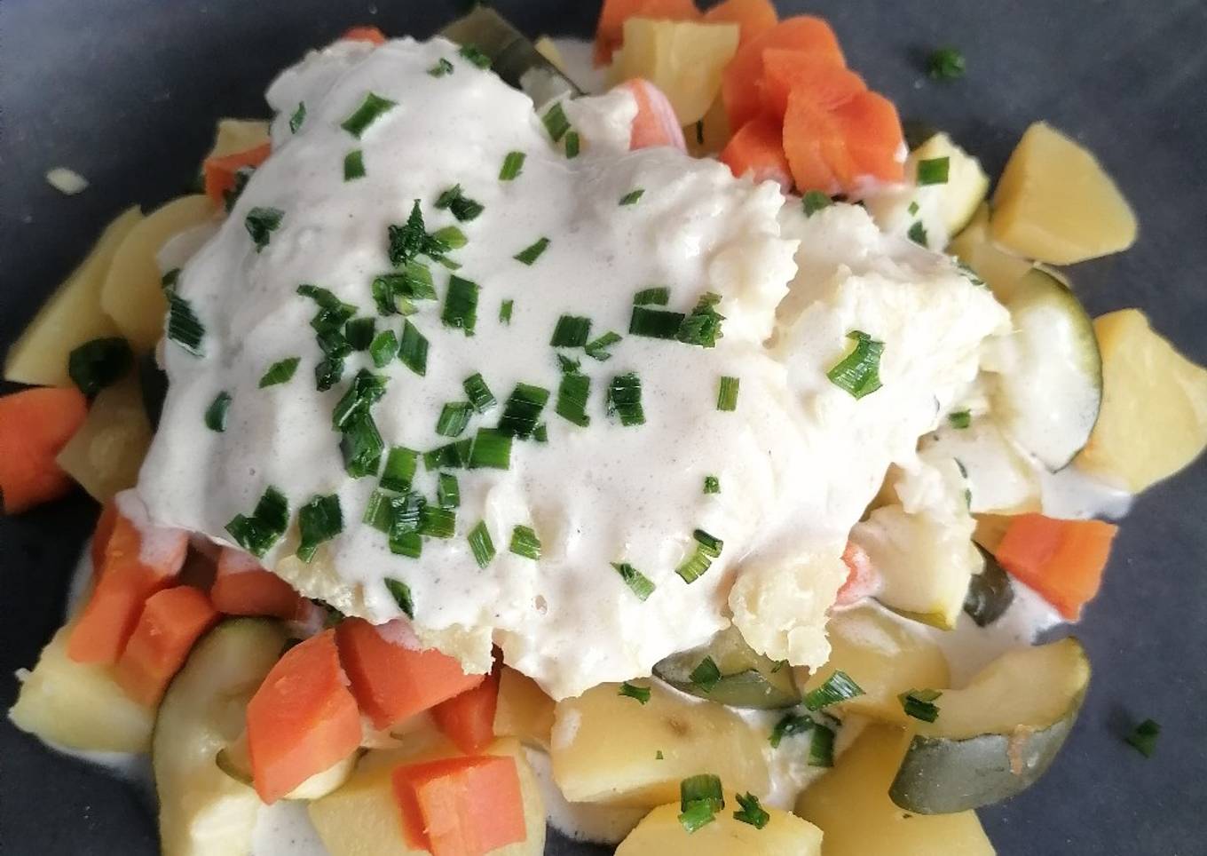 Filet de julienne, sauce crème et légumes