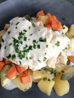 Une photo de Filet de julienne, sauce crème et légumes