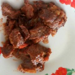 A picture of Fried beef in Tomato sauce.