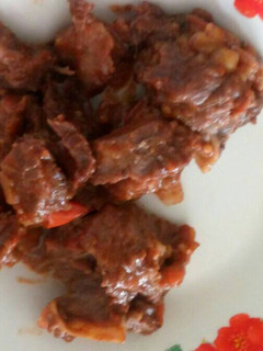 A picture of Fried beef in Tomato sauce.