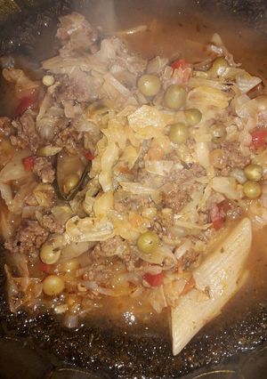 Una foto de Guiso de Repollo, picada y fideos Mostacholes
