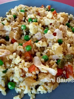 Una foto de Aprovechamiento con arroz blanco, verduras y pavo