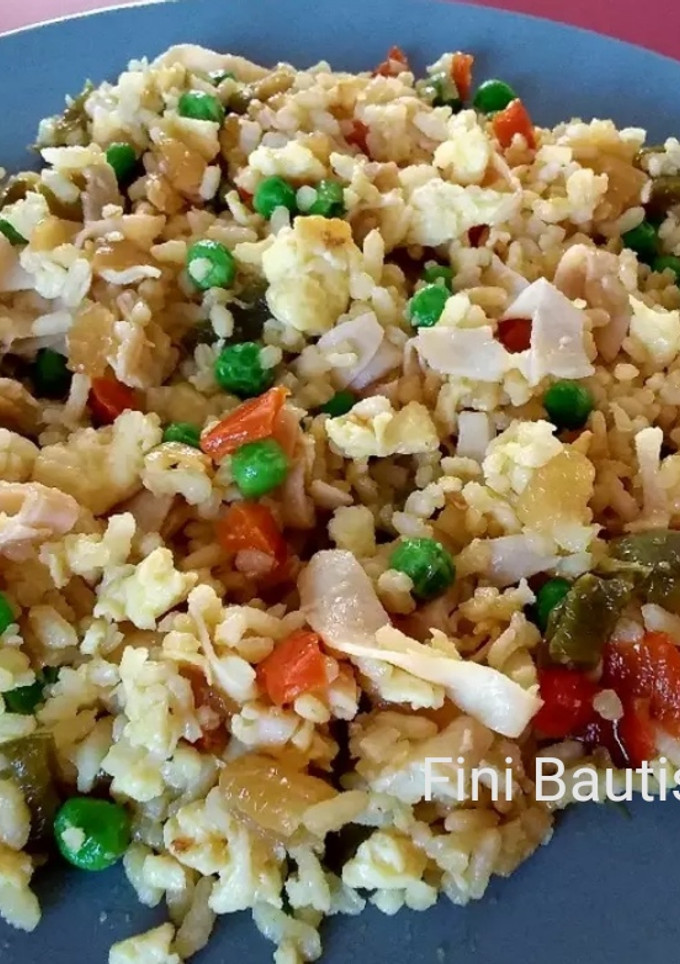 Una foto de Aprovechamiento con arroz blanco, verduras y pavo