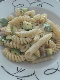 Una foto de Pasta blanca con calabacitas