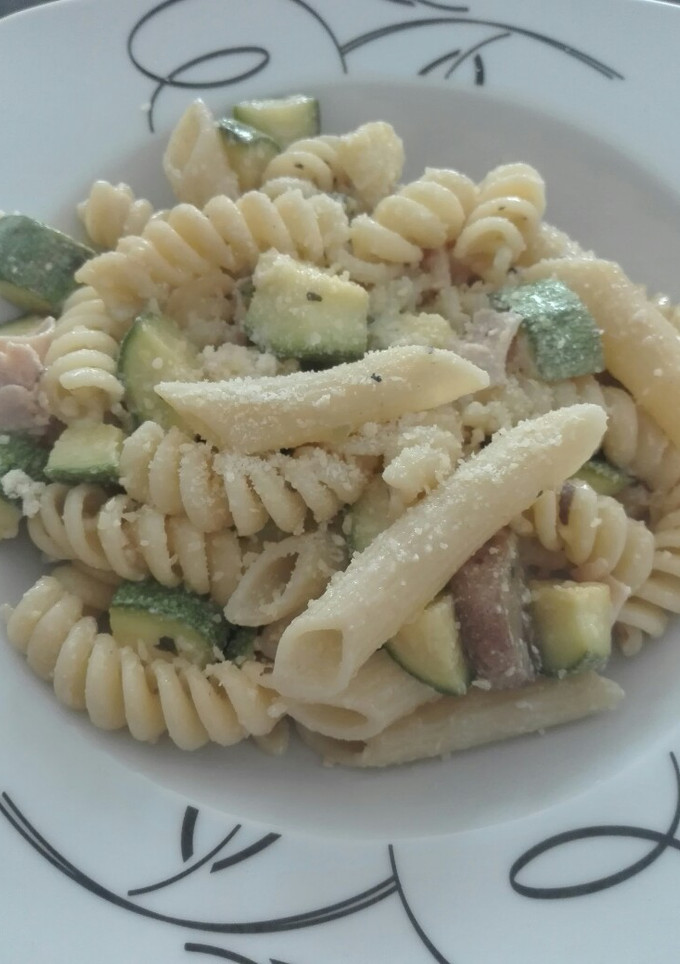 Una foto de Pasta blanca con calabacitas
