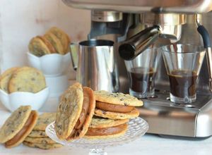 Una foto de Alfajores galletita con chips de chocolate